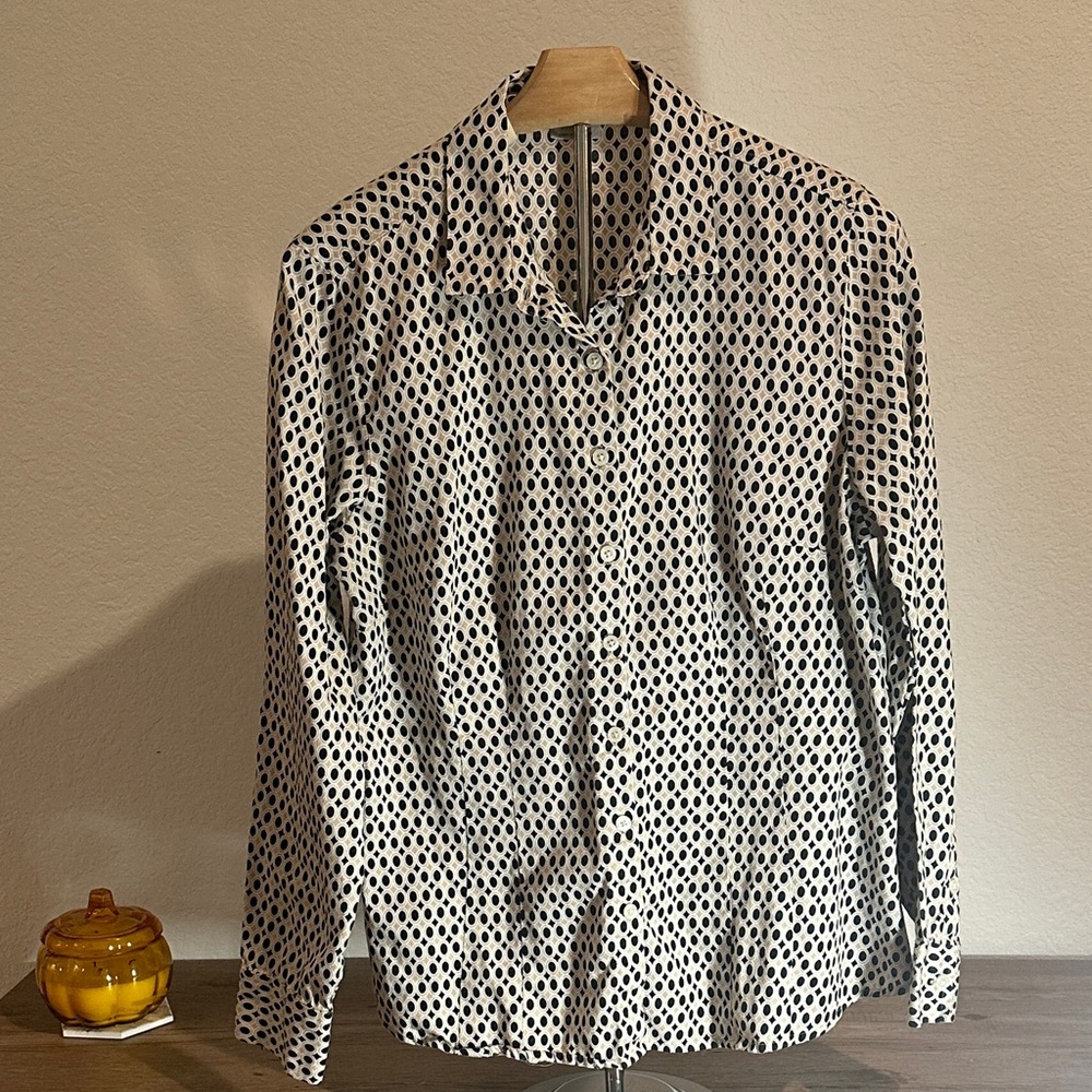 Van Housen fit style bottom down Wonan Shirt. Size L